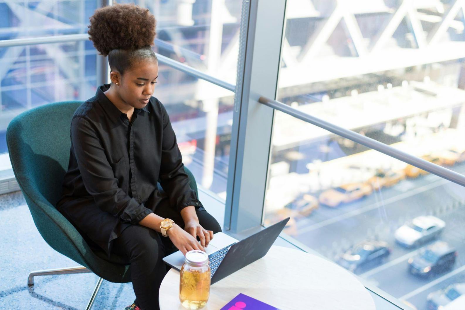 Notizen und Finanzübersichten auf einem Schreibtisch